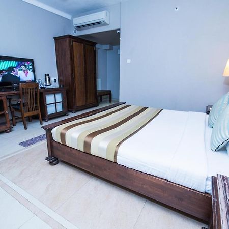 Hotel Le Cypress 巴雷利 外观 照片
