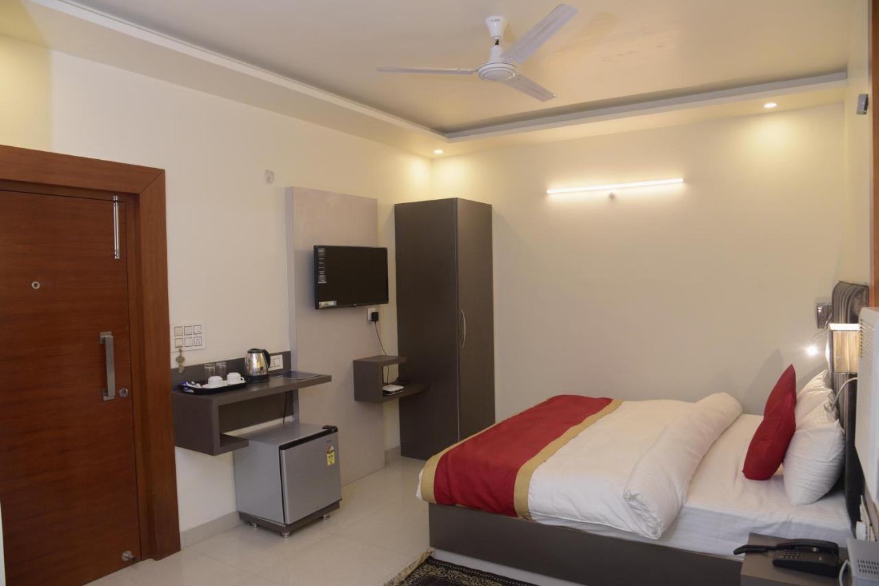 Hotel Le Cypress 巴雷利 外观 照片
