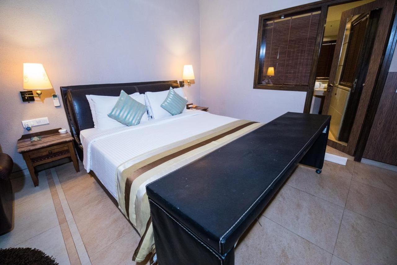 Hotel Le Cypress 巴雷利 外观 照片